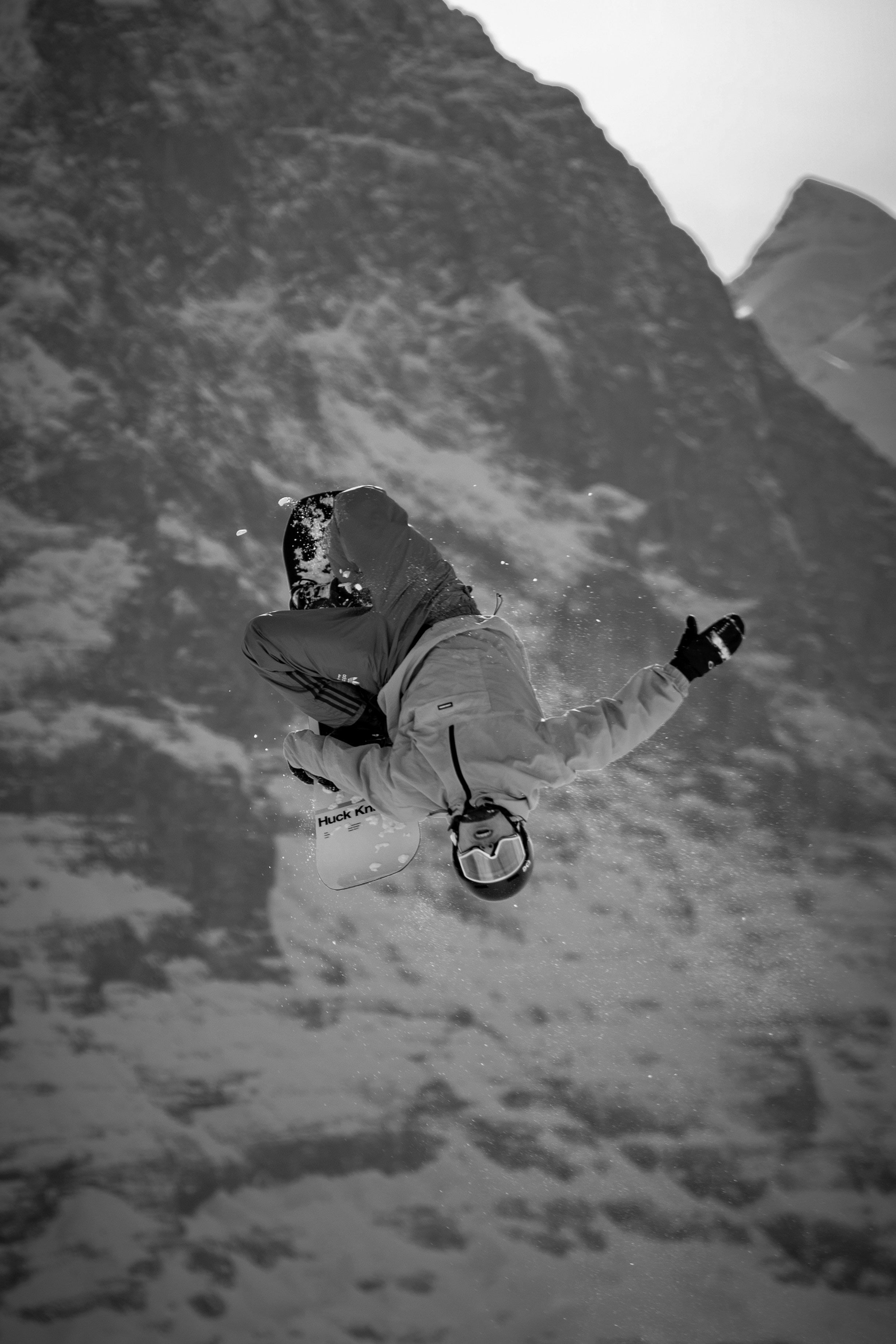 hombre saltando en tabla de snowboard