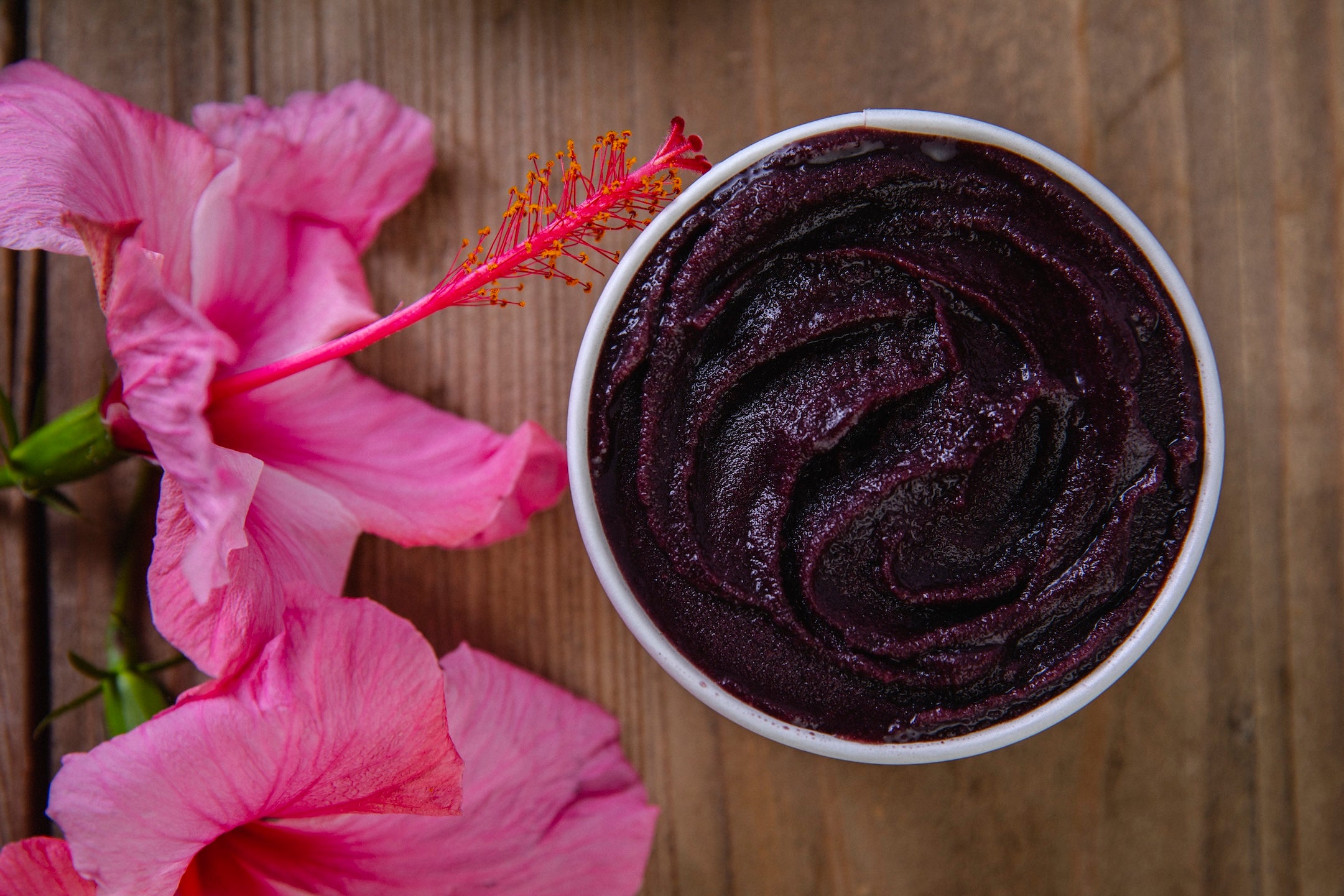 bol de helado de açaí superconcentrado y una flor de hibiscus