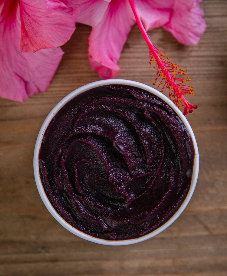 Bol de açaí antioxidante y una flor rosa